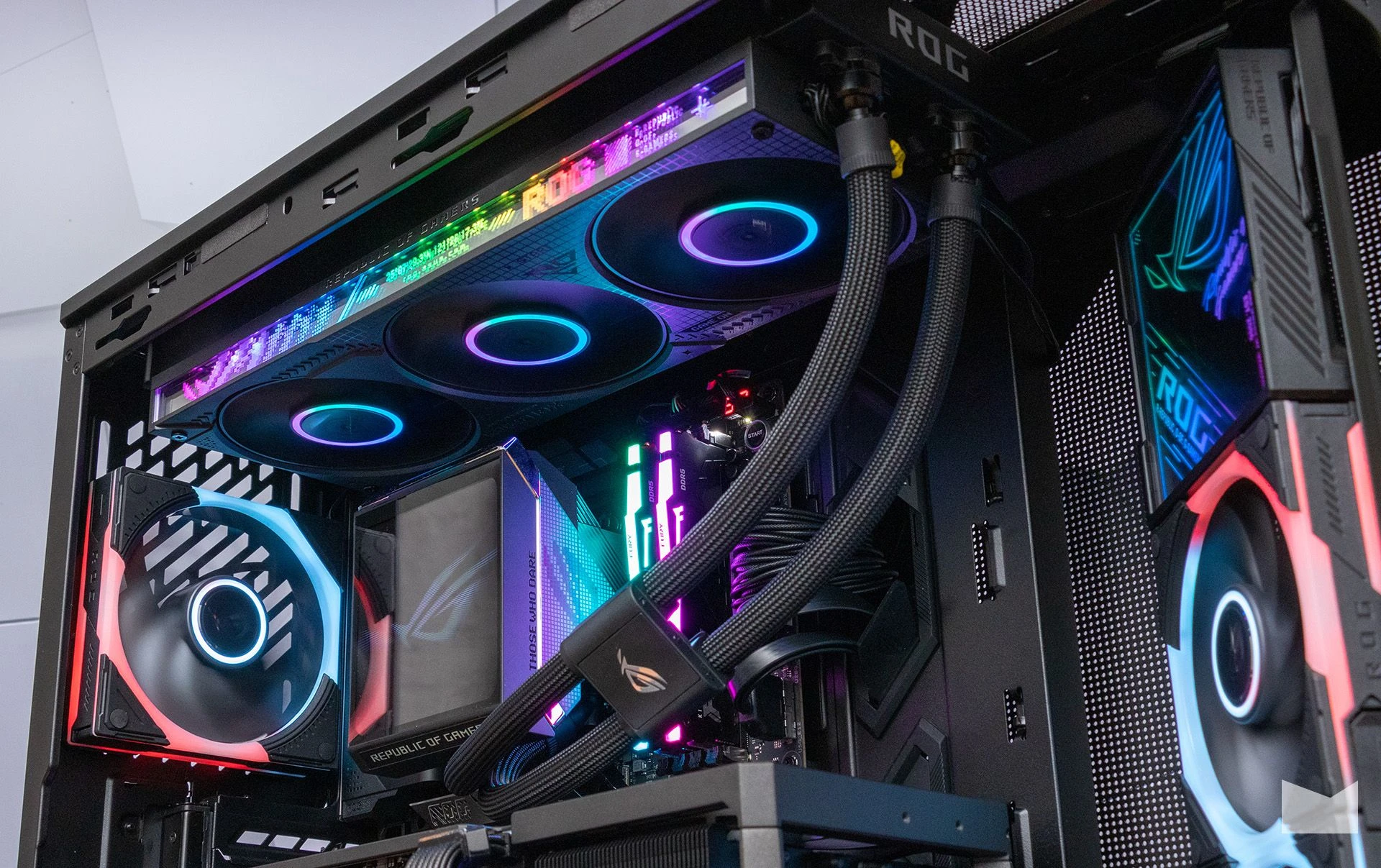 ПК з RTX 5080 та Ryzen 7 9800X3D в корпусі ASUS ROG Cronox ARGB 4