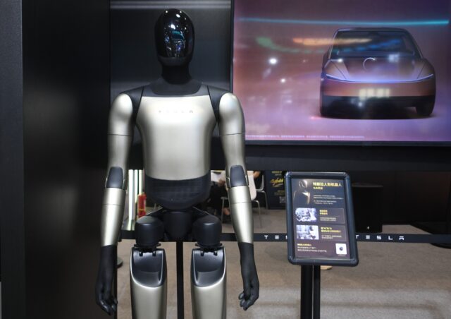 Працівники Tesla чинять опір навчанню людиноподібних роботів Optimus як своїх наступників 2