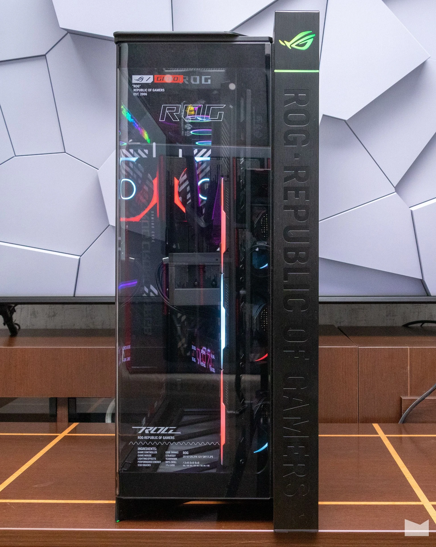 ПК з RTX 5080 та Ryzen 7 9800X3D в корпусі ASUS ROG Cronox ARGB 39