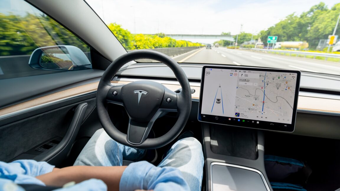 Продажі Tesla Cybertruck стрімко падають на тлі посередніх результатів компанії за третій квартал 3