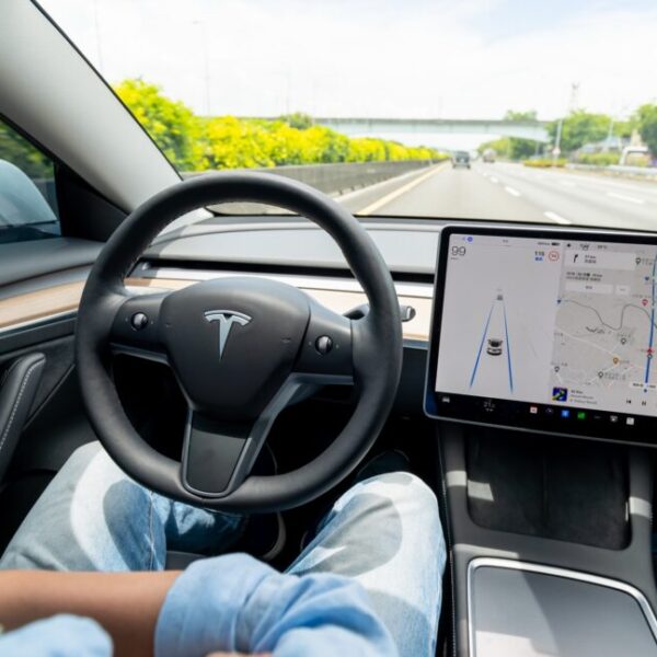 Продажі Tesla Cybertruck стрімко падають на тлі посередніх результатів компанії за третій квартал