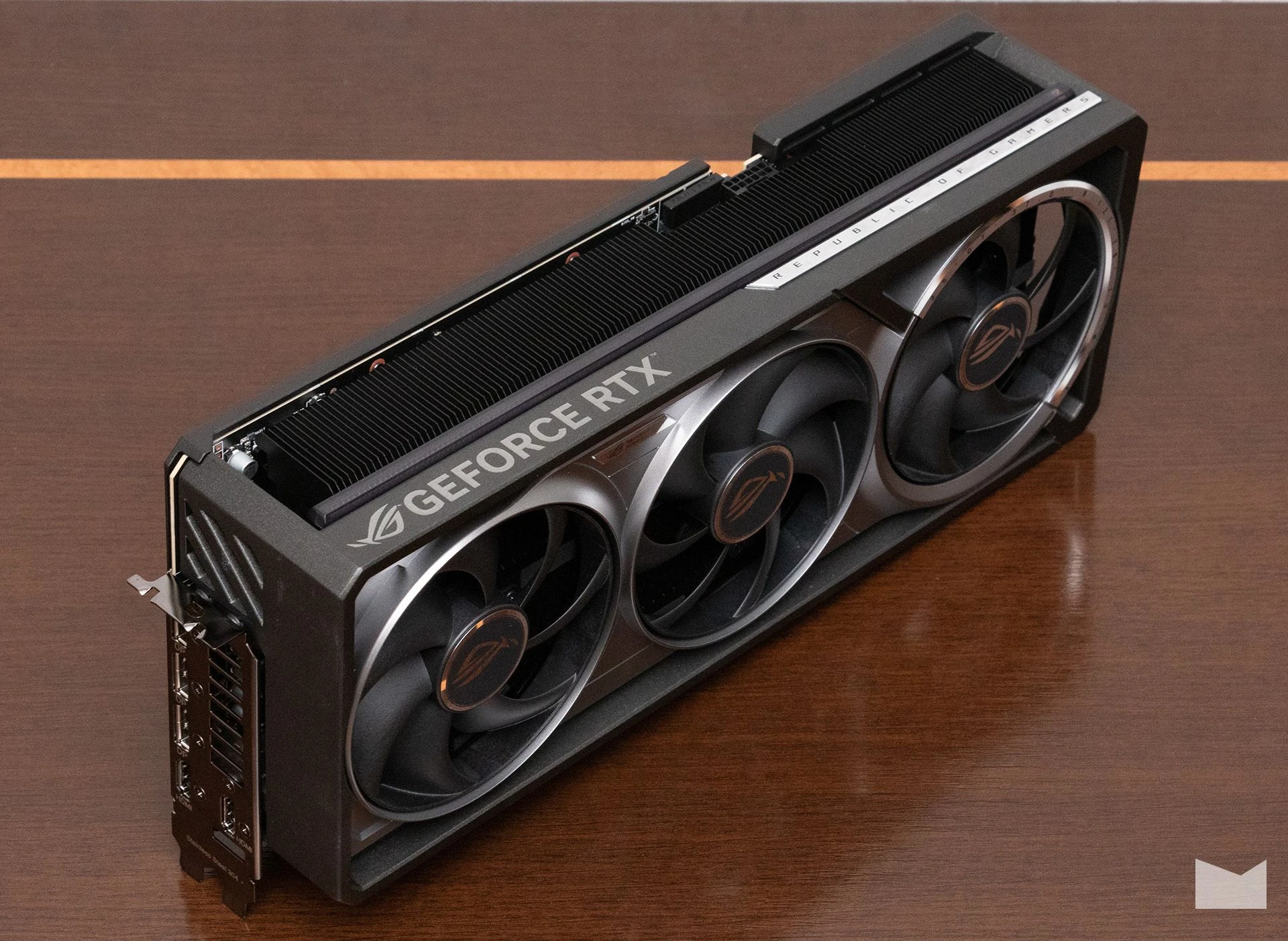 ПК з RTX 5080 та Ryzen 7 9800X3D в корпусі ASUS ROG Cronox ARGB 9