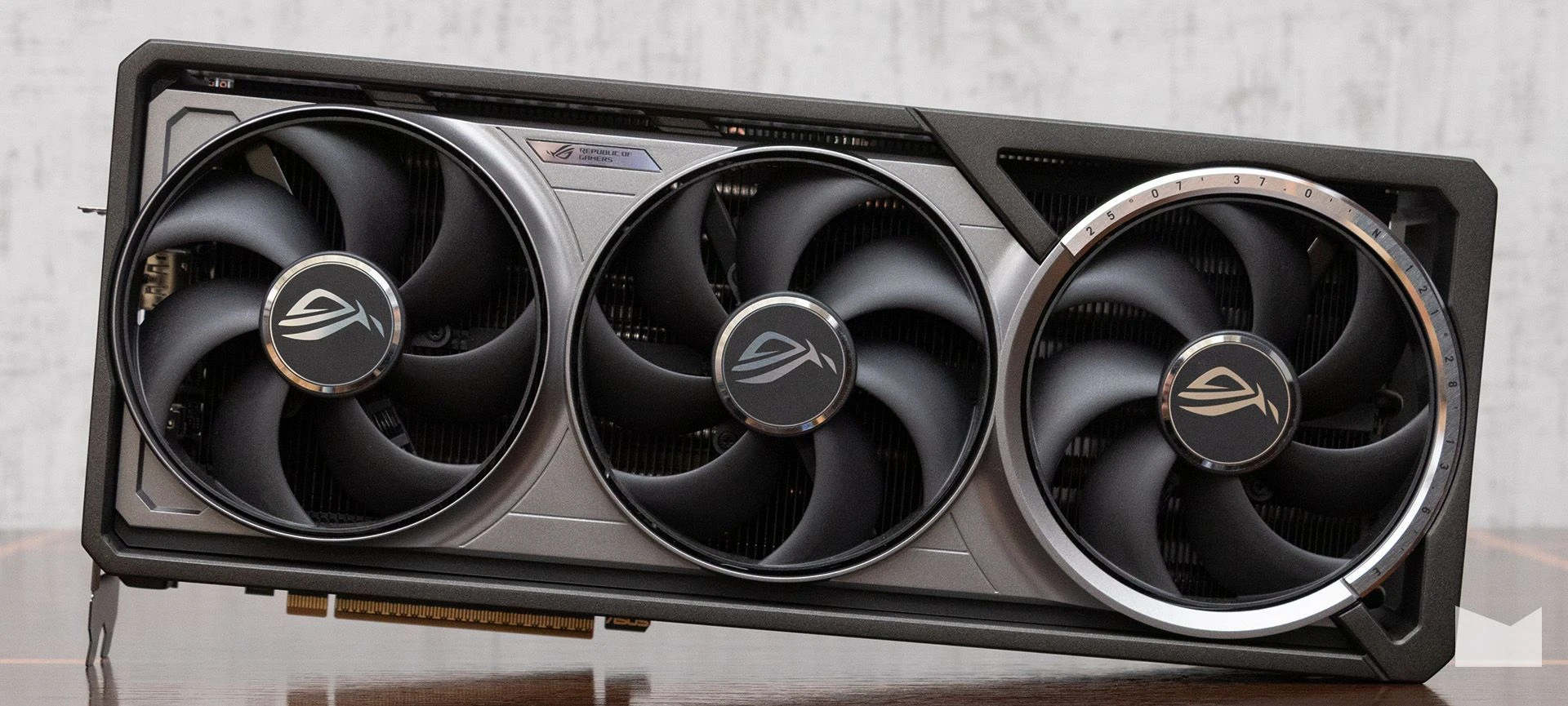 ПК з RTX 5080 та Ryzen 7 9800X3D в корпусі ASUS ROG Cronox ARGB 11