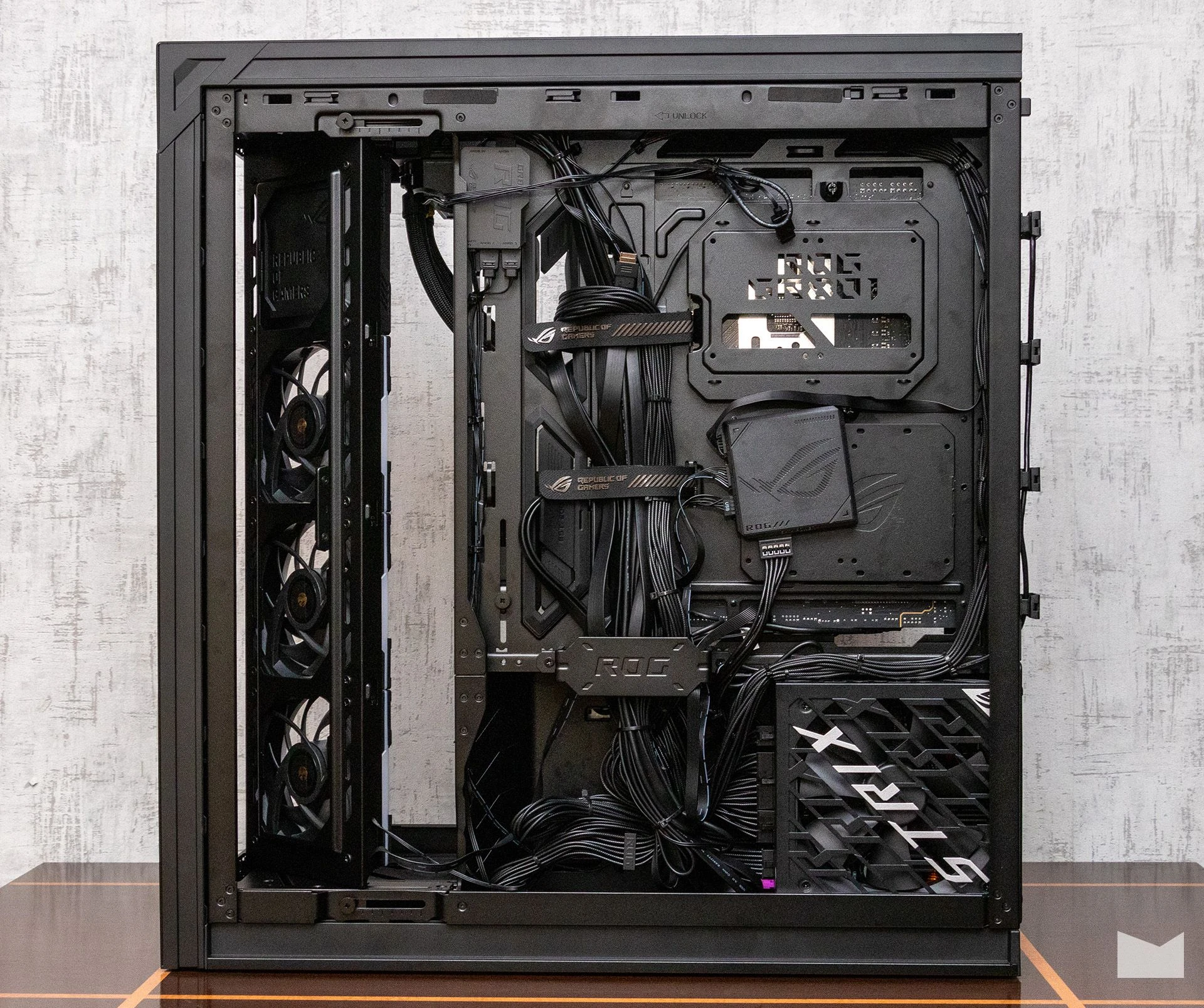 ПК з RTX 5080 та Ryzen 7 9800X3D в корпусі ASUS ROG Cronox ARGB 17