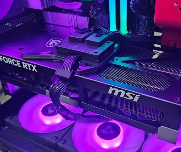 RTX 5090 з двома роз’ємами живлення охолоджує кабелі до 40°C під навантаженням